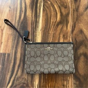 NWOT Coach wristlet